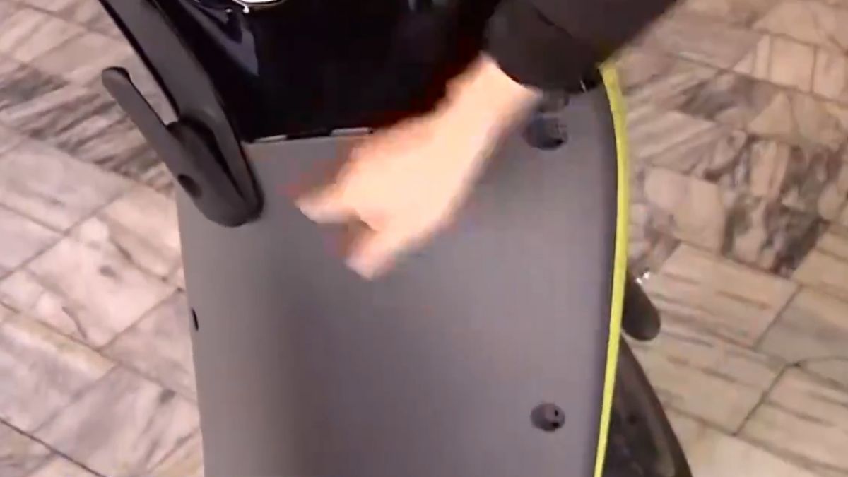 首起暴力偷電動車？ 偷車挖洞剪線白費功夫