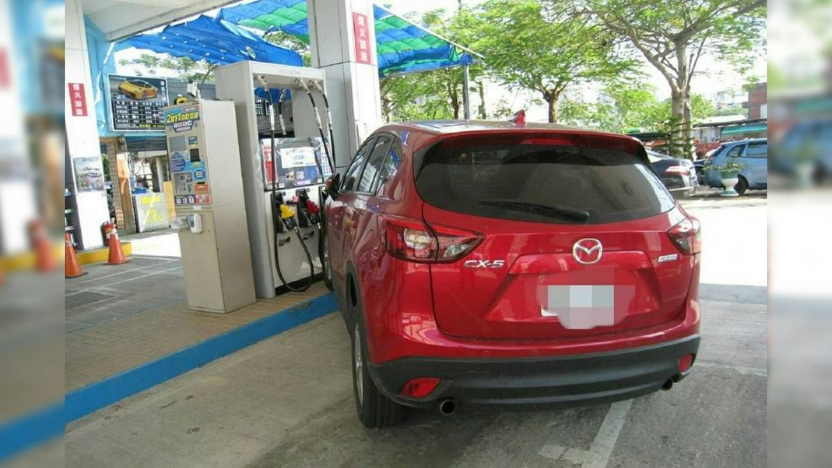 無人車逆撞加油站！糊塗駕駛忘拉手煞車 急報警：被偷了