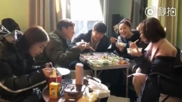 差別待遇？劇組其他演員爽吃16道菜 Baby卻獨嗑泡麵