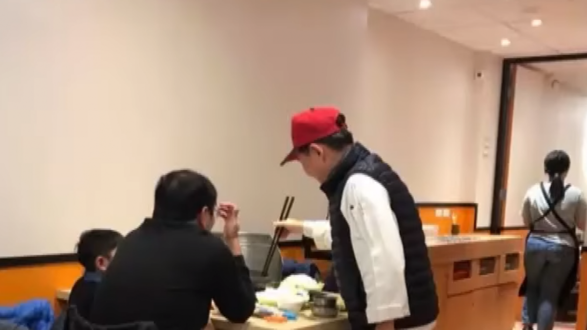 名廚變跑堂？ 阿基師現身火鍋店 擦桌兼收盤