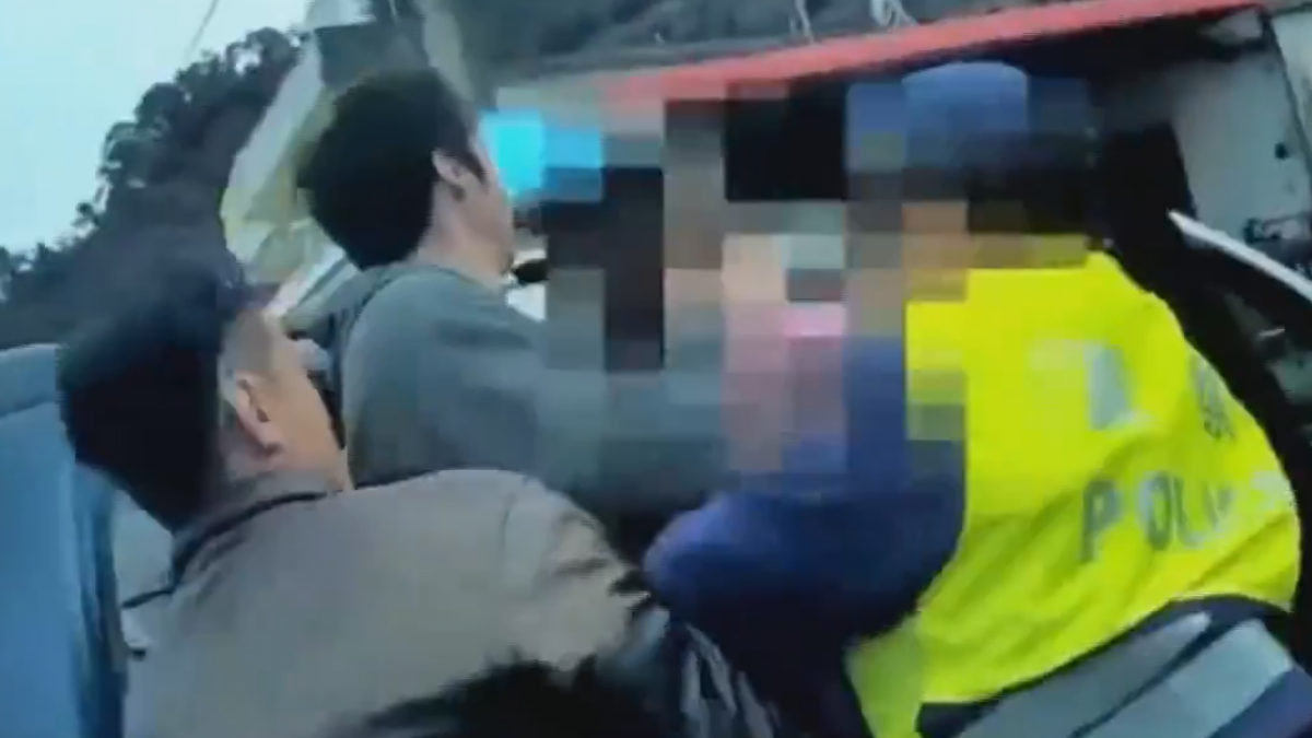 醉男與友爆口角 警勸阻遭咆哮狂毆濺血