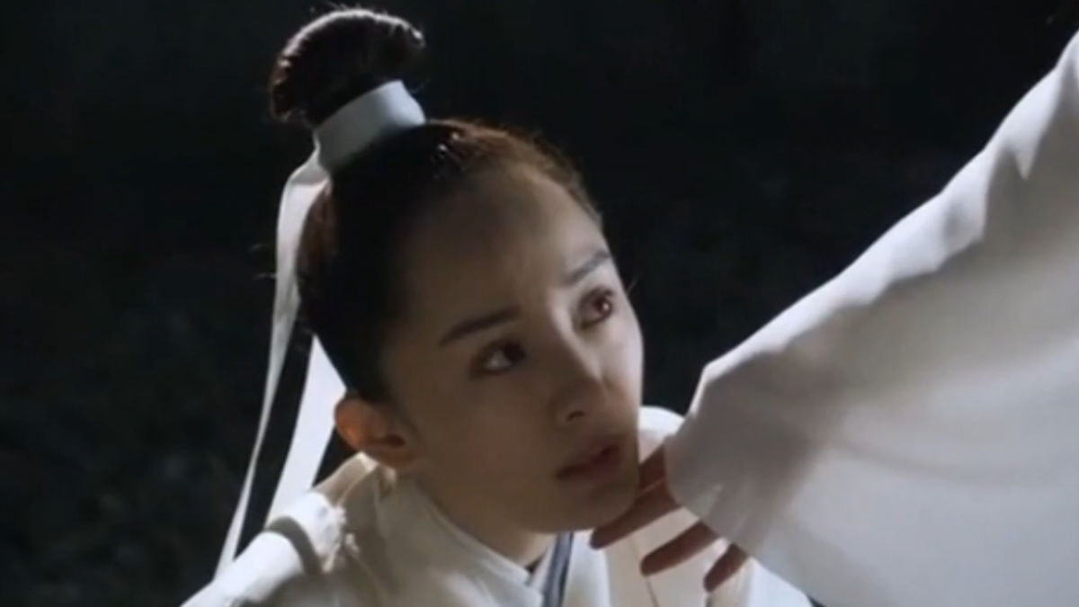 楊冪新戲被撩髮 網友驚：髮際線怎麼又變高