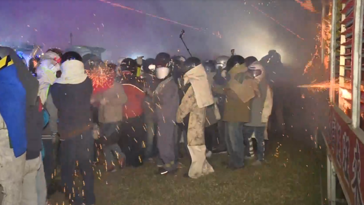 鹽水主炮城施放！60萬「蜂炮齊發」萬人空巷