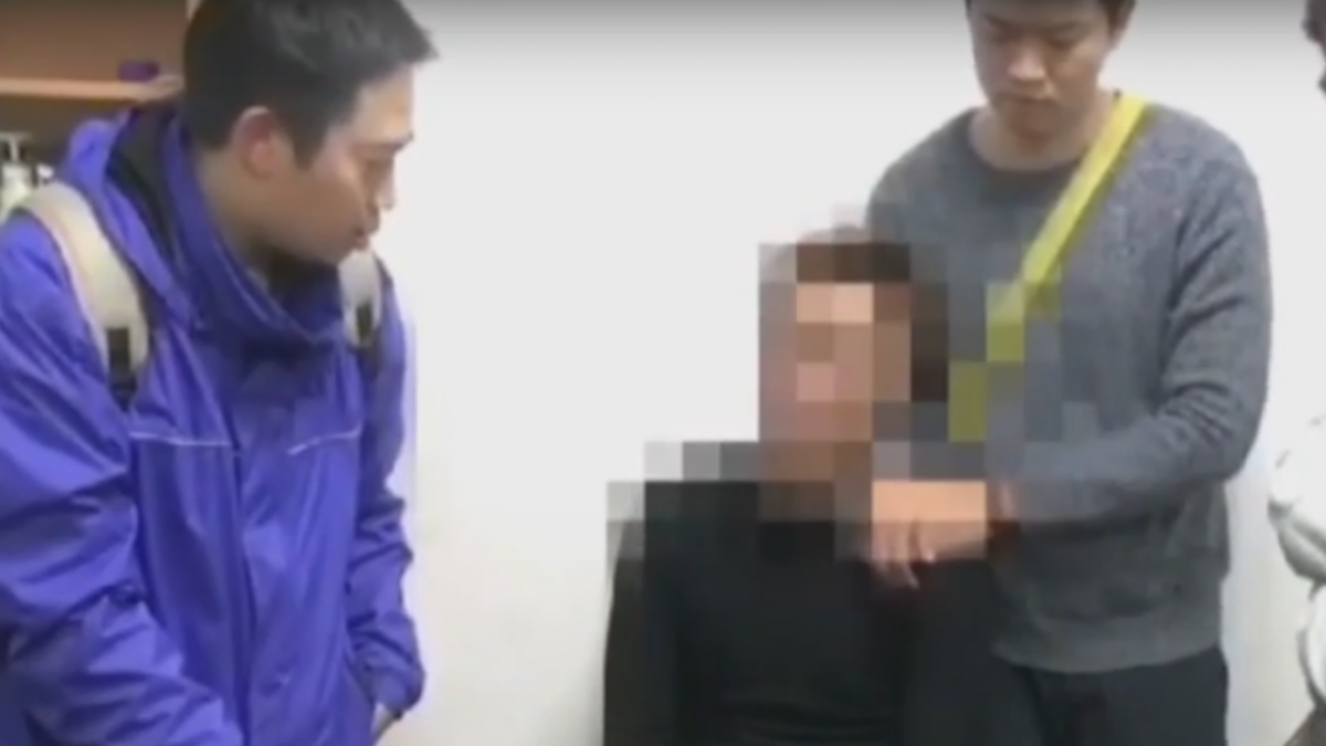 「把錢交出來」持刀搶超市1萬7 搶完還「敬禮道歉」