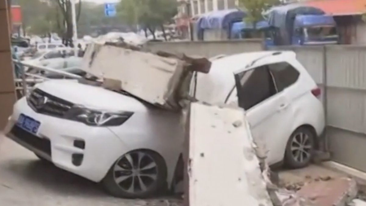 飯店陽台從天降砸斷新車 女車主無奈傻眼