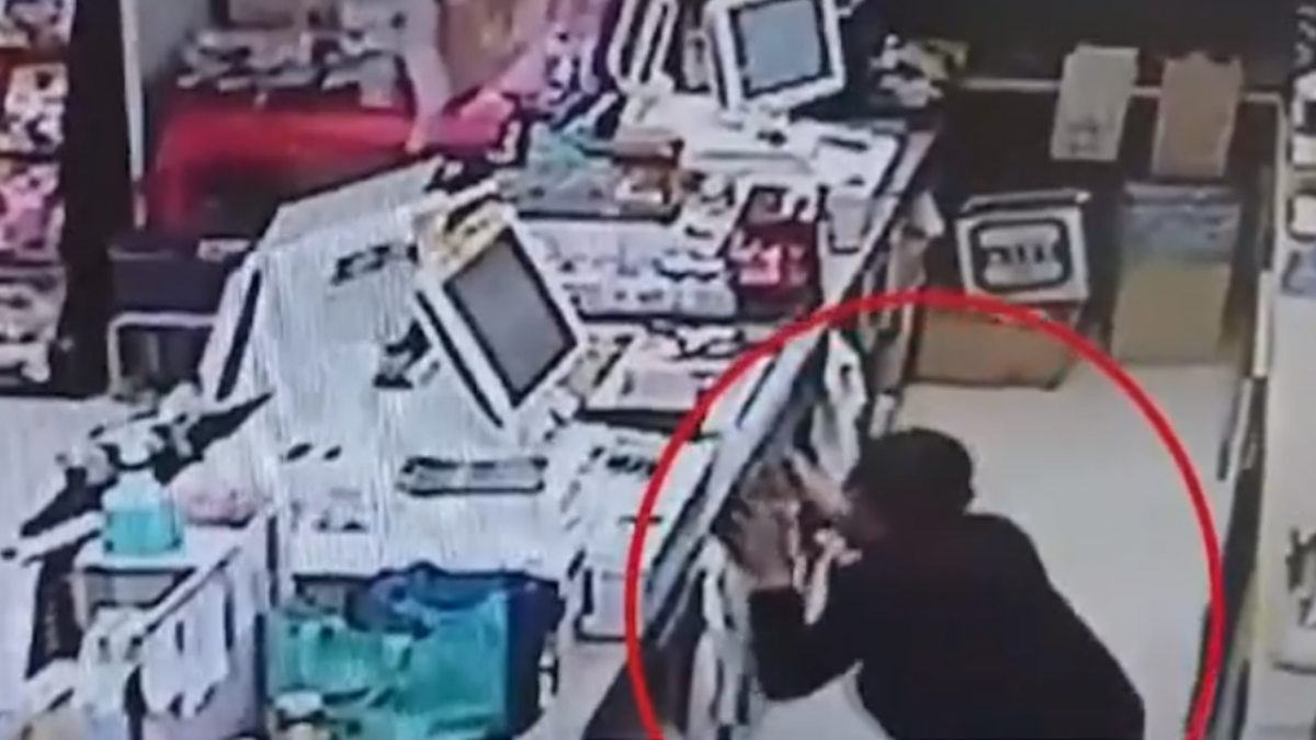 趁店員外出打掃 賊匍匐潛入偷一萬現金
