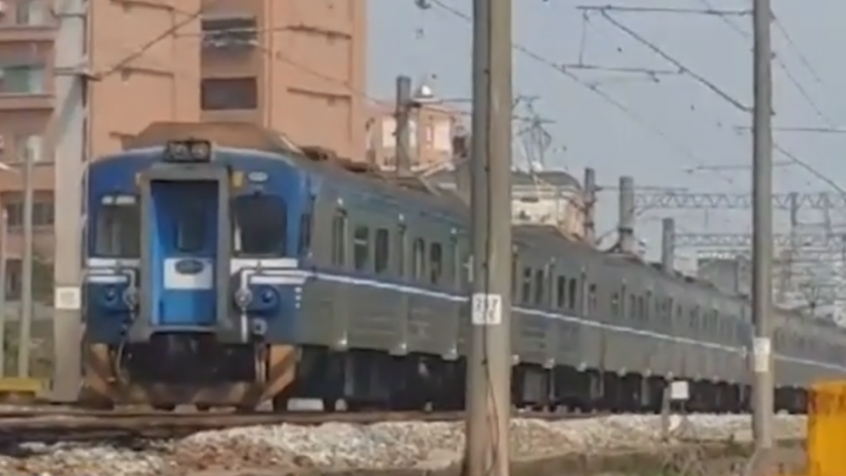 燒雜草波及纜線 台鐵民雄段萬人遭延誤