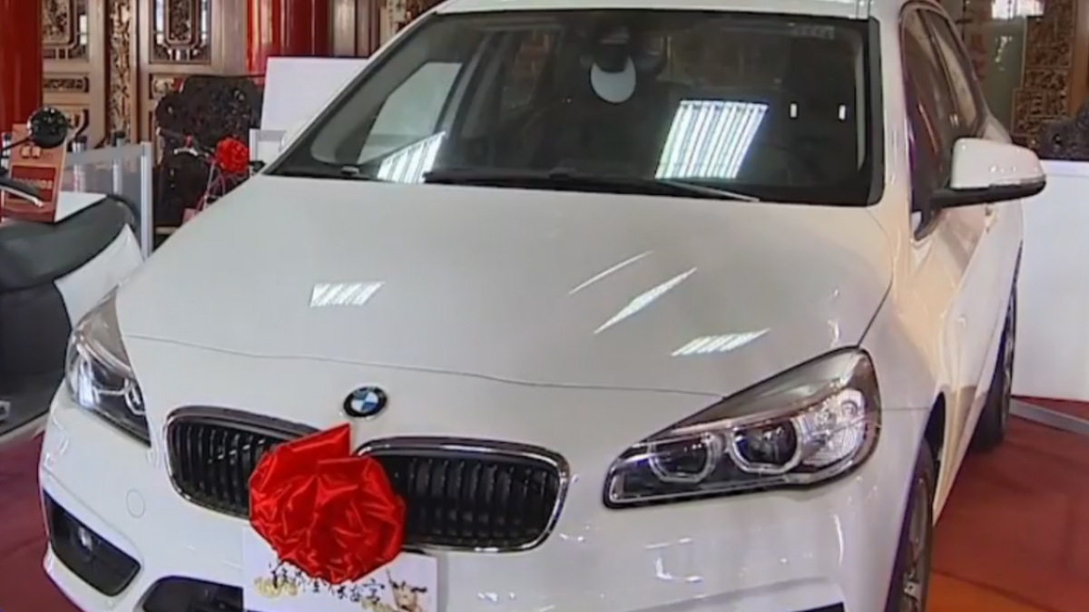 超幸運！ 擲筊賽贏162萬轎車 大方轉送兒