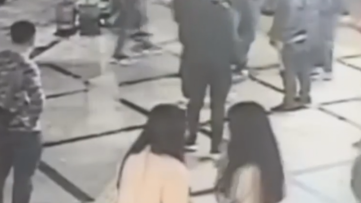 疑互看不爽爆衝突 KTV門口一路打進超商