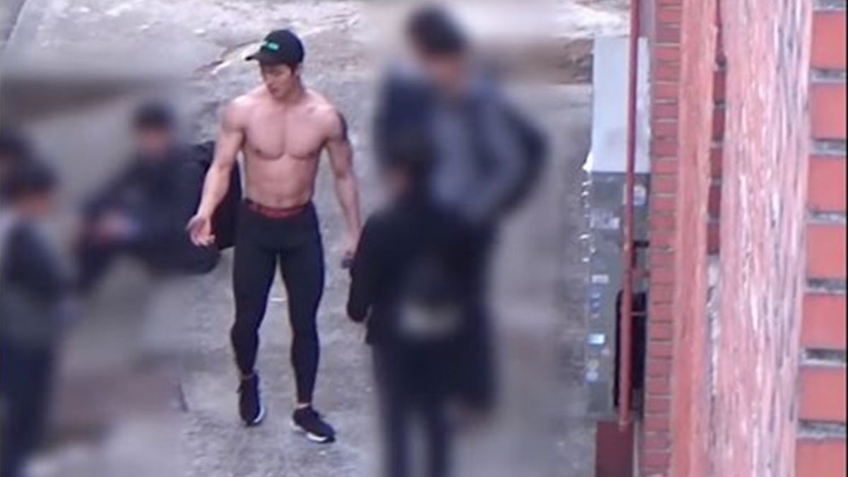 屁孩躲暗巷偷抽菸…遇歐巴抖「正義胸肌」狠罵！霸氣外露