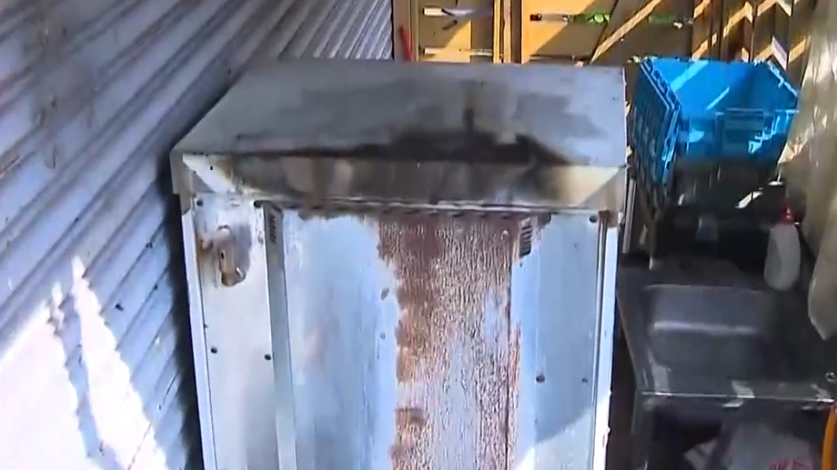 餐廳外圍雜物突起火 住戶控異國餐廳違建