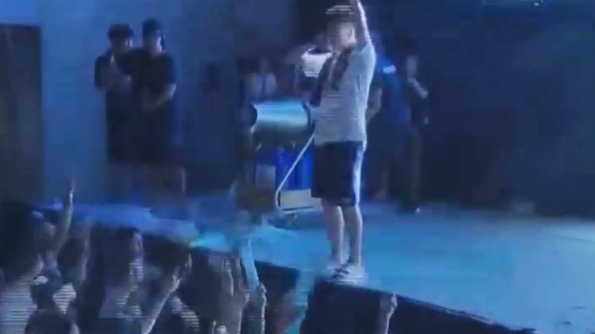 泡泡趴重返墾丁音樂祭 KID主持比基尼摔跤