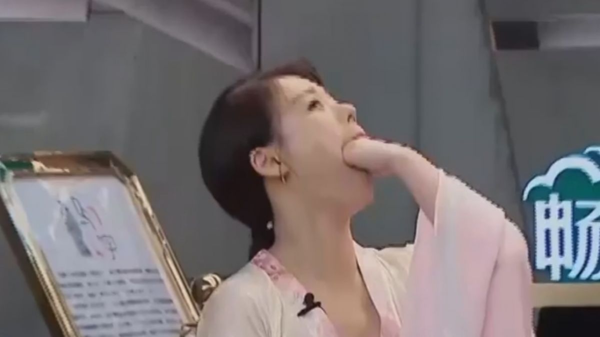 金馬影后當眾吞拳頭 逗趣表演網路瘋傳