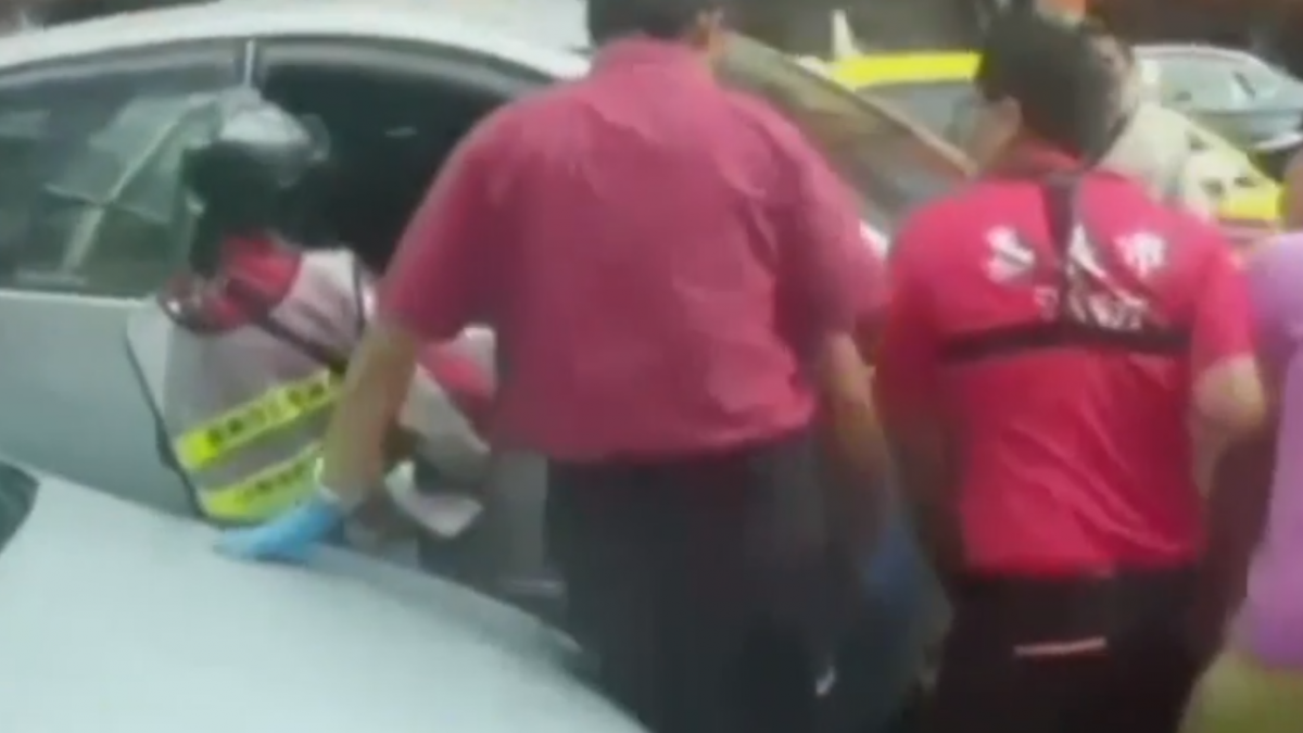 收費員被兩車夾擊 警消民眾合力抬車救