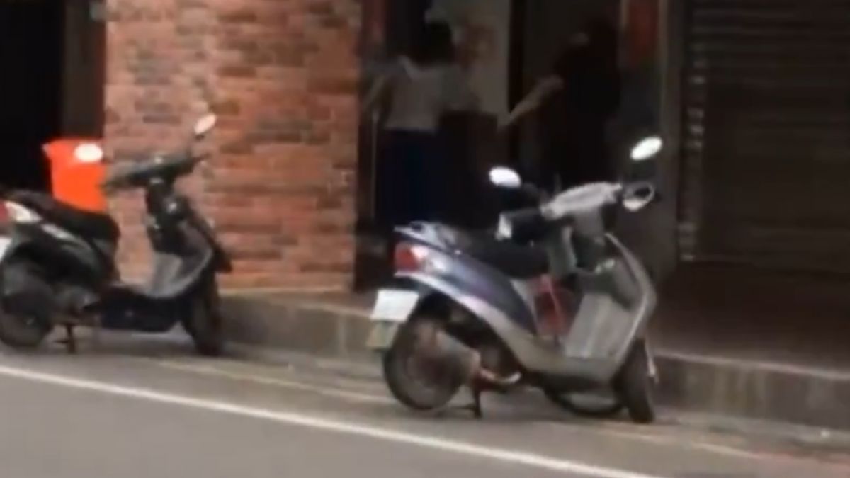 男女騎樓下爭吵互推 警噴辣椒水將人帶回管束