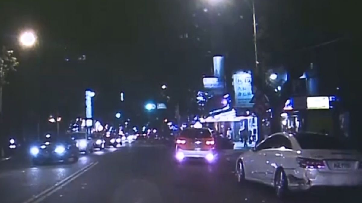 計程車疑恍神撞3車 騎士遭輾肋骨斷