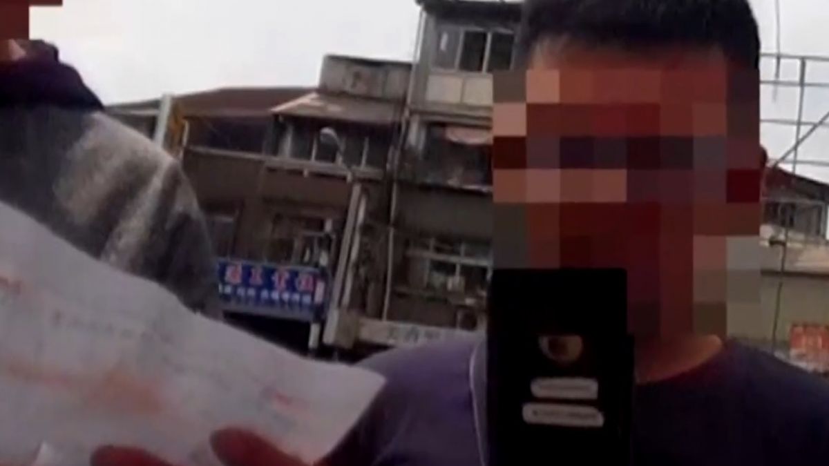 通緝犯腳傷逢人借錢 遇到便衣警察踢鐵板