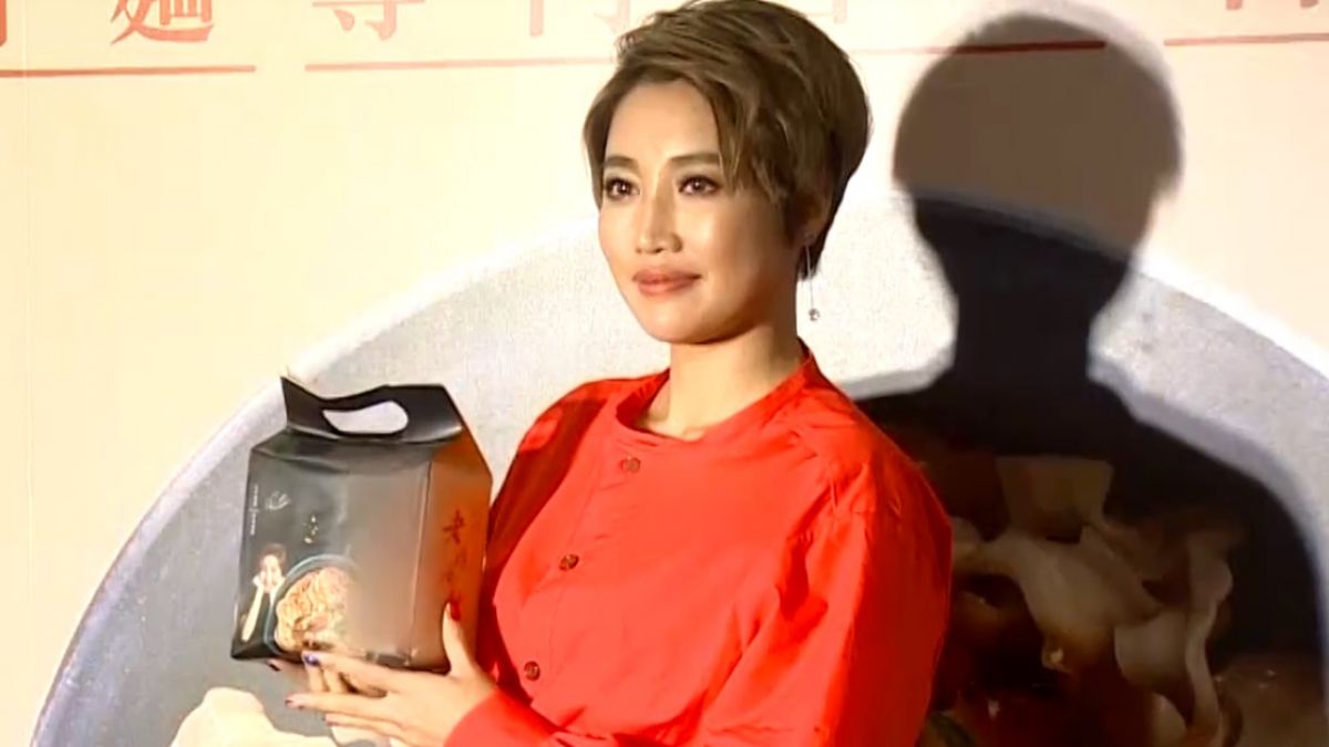 粉絲衝台前合唱卻破音 A-LIN笑倒「嚇我一跳」
