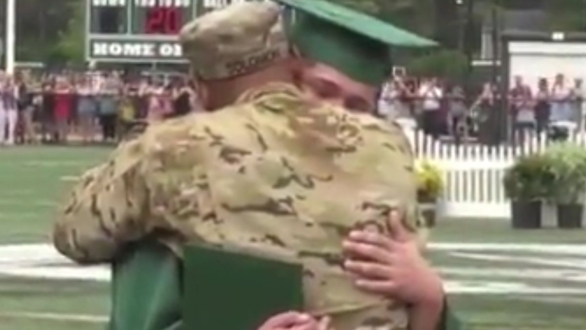 驚喜畢業禮！軍人老爸突現身 兒呆愣一秒後緊相擁