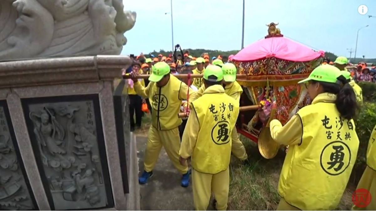 白沙屯「三媽」巡行賜福連撞石雕！原因出爐 信徒驚呼：太神