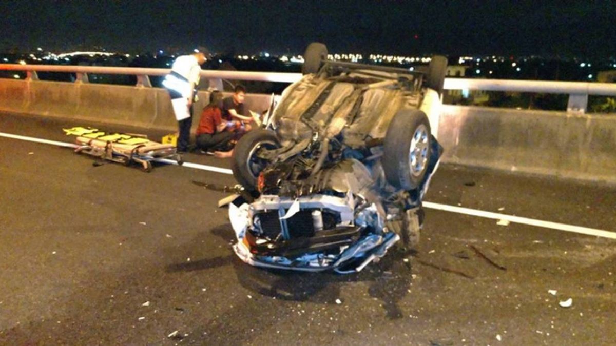 小客車自撞國5護欄翻車 駕駛送醫