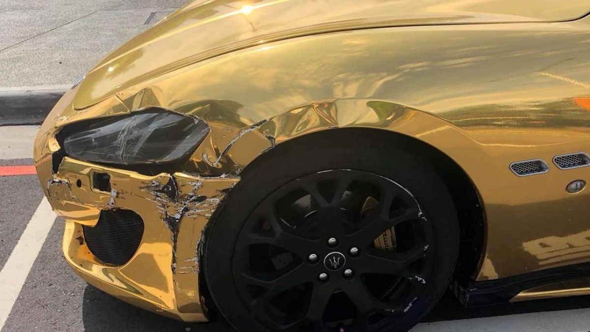 瑞典戰車右轉狠撞！「海神」車頭慘凹毀 正妹痛噴80萬