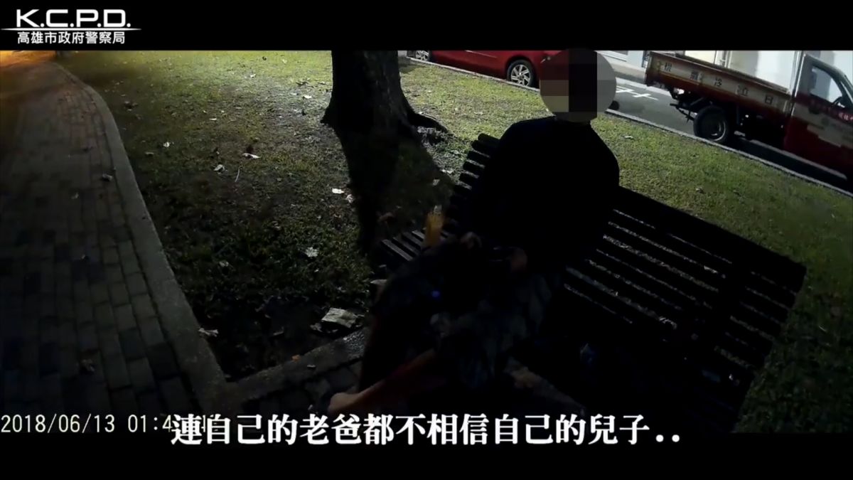 失意男持剪刀呆坐愛河畔 暖警聽訴苦 一勸2小時