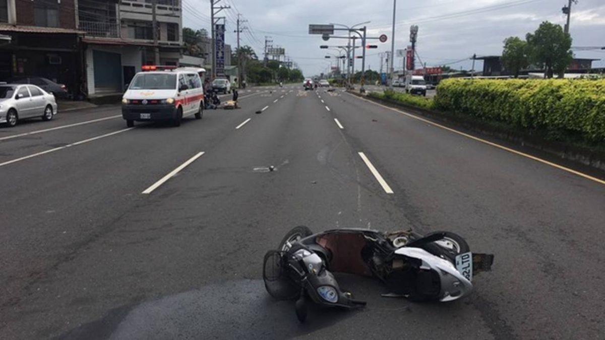 趕著要上班!騎士逆向橫跨車道 遭酒駕失速撞飛亡