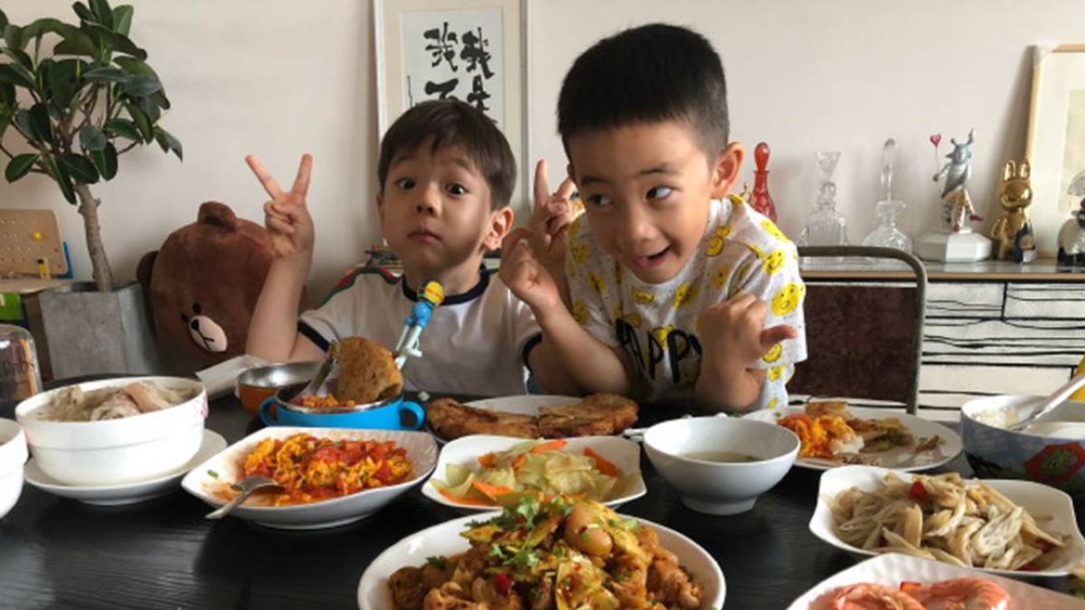 萌翻！嗯哼同框Jasper吃飯 嘟嘴親親畫面曝光
