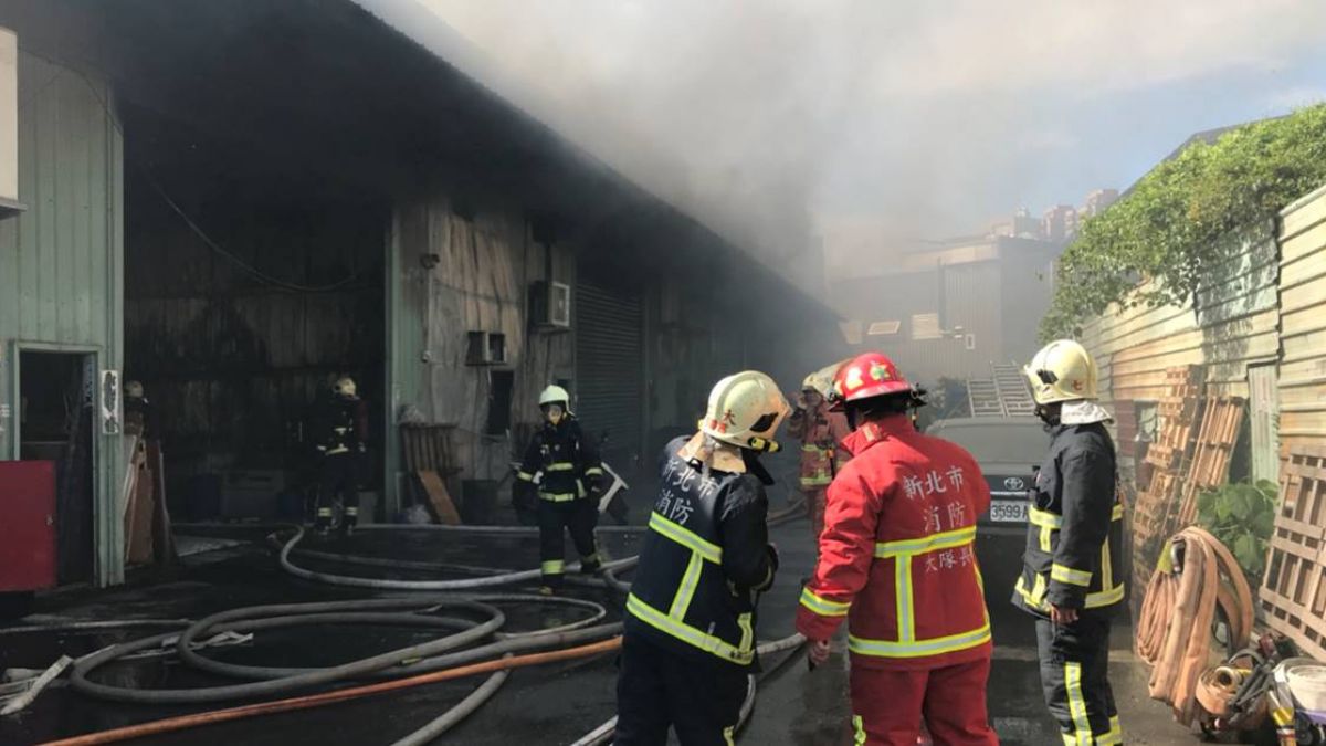 新北中和違建鐵皮工廠火警 濃煙四竄警消急搶救