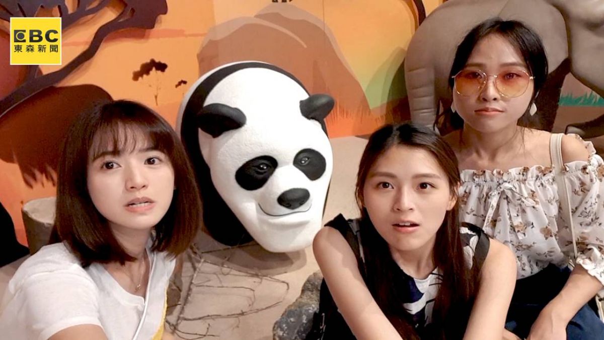 臧芮軒與閨蜜大扮醜　不計形象當眾學「懶蛋」！