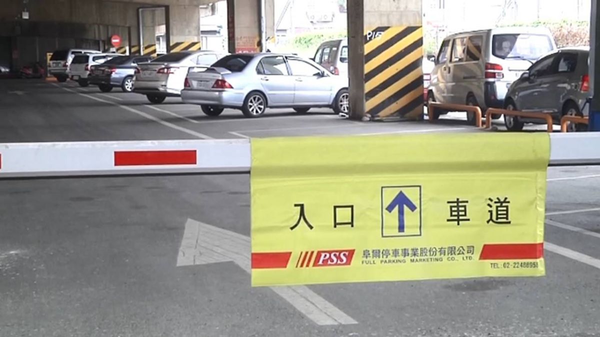 停車出不來！貨車困停車場 收費機還吃錢