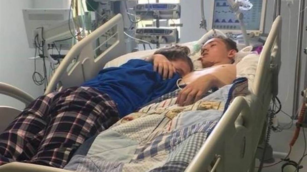 少年溺水腦死！拔管前…女友獻上最後擁抱 照片逼哭網友