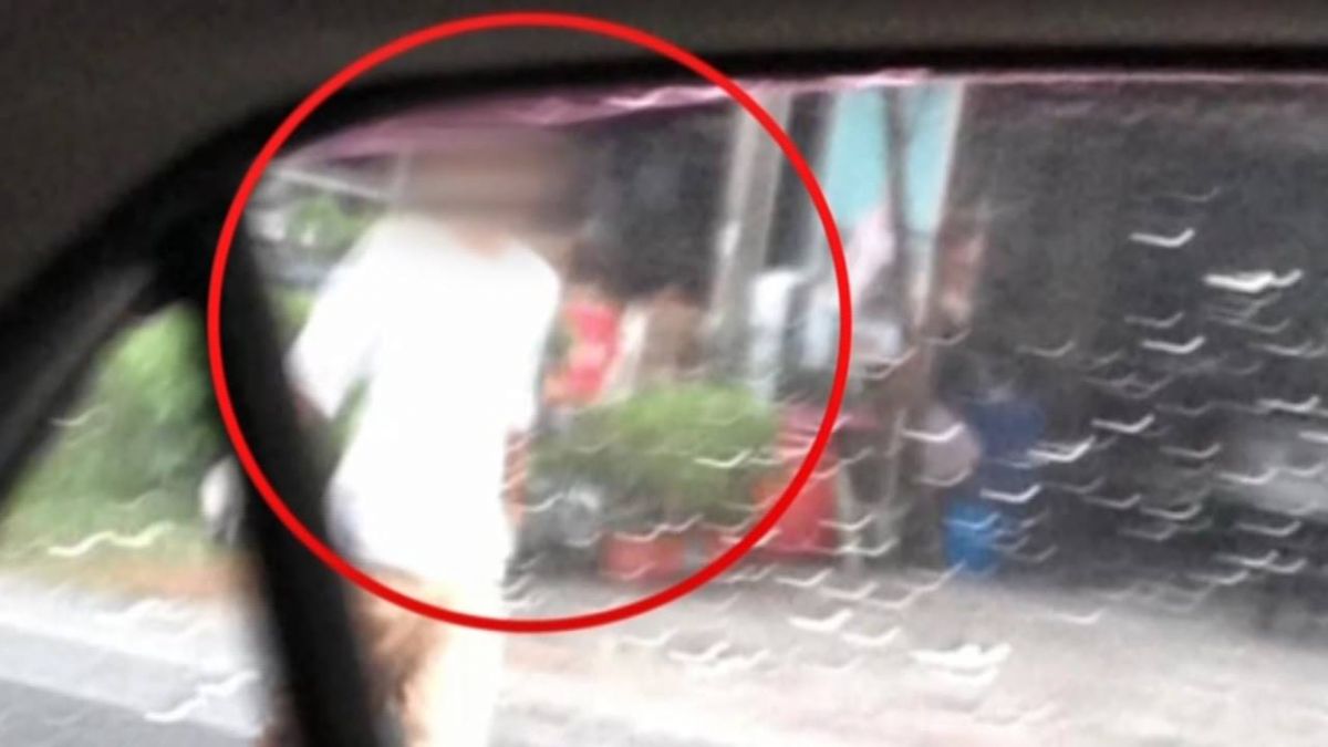 駕駛嚇得半死！男揮雙刀衝出馬路攔車砍