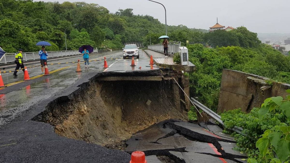 高雄暴雨狂炸! 壽山萬壽橋前山路坍方數十公尺