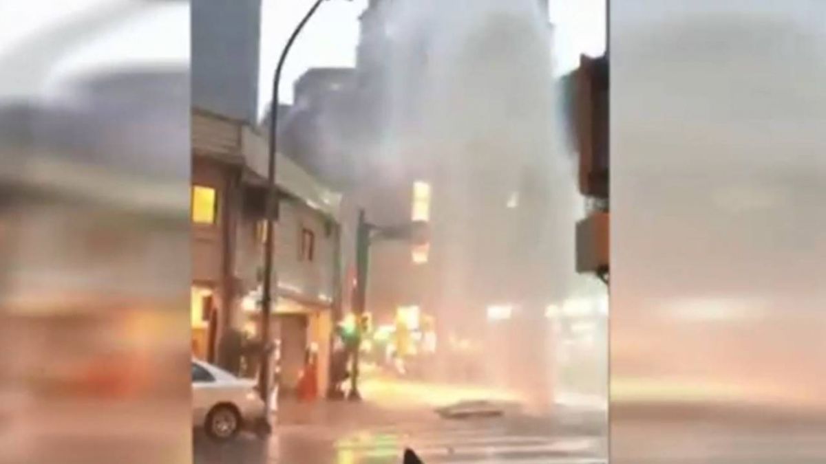 暴雨猛炸! 西門町「馬路變噴泉」人孔蓋噴飛