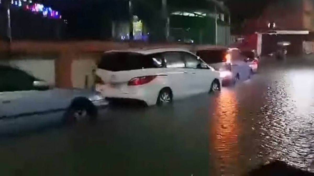 基隆大雷雨！馬路淹半個輪胎 涉水險象環生
