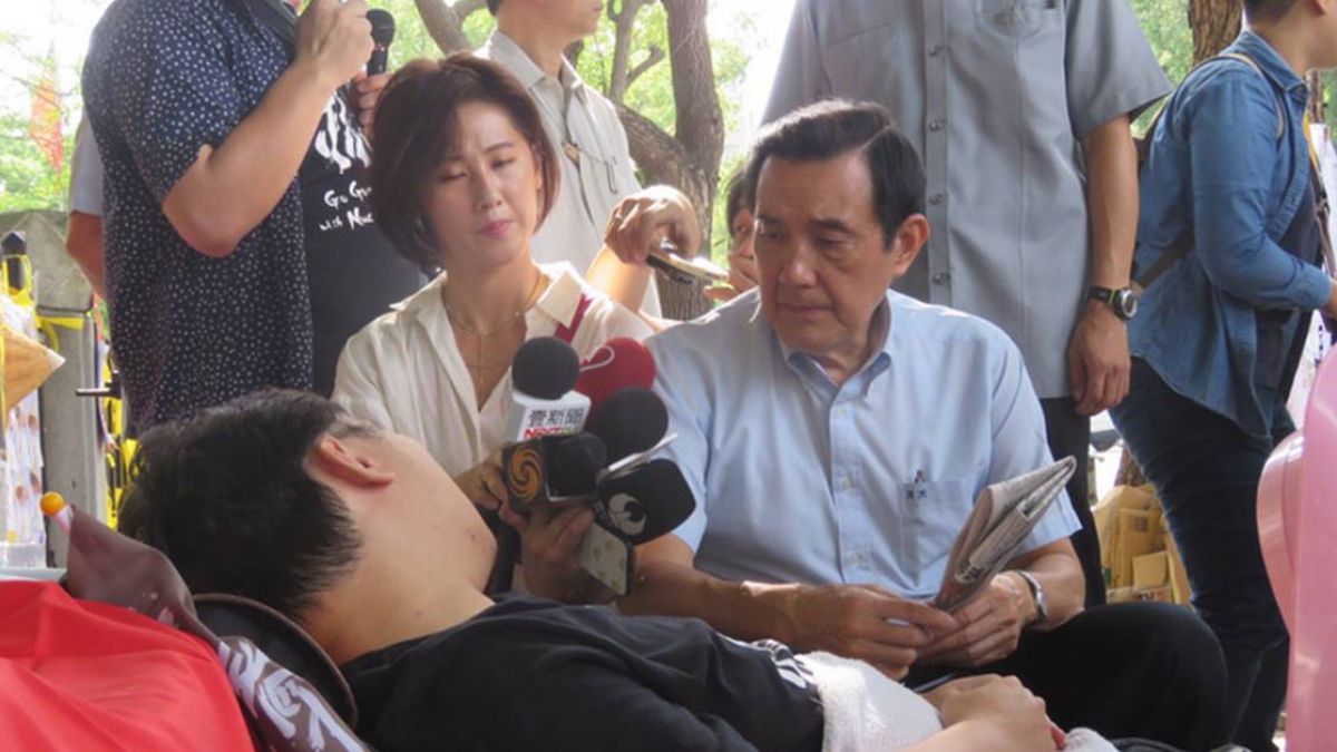 馬英九探視黃士修 批中選會糟蹋立法原意