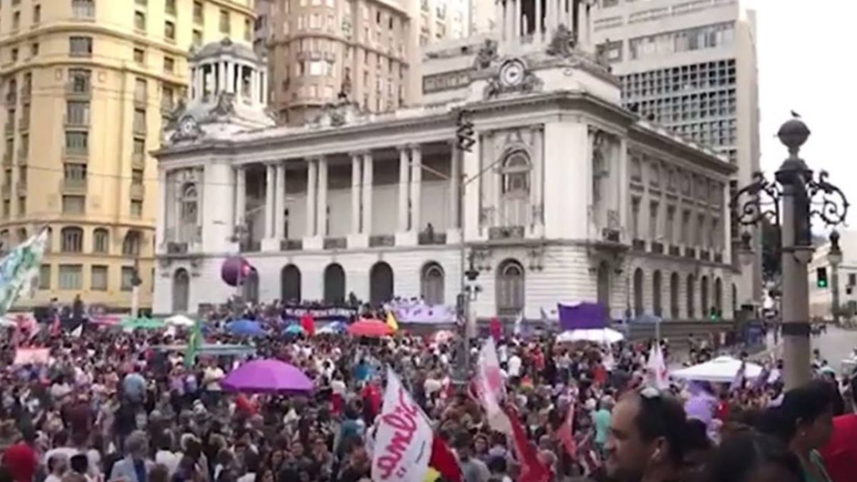 巴西女性上街反右翼總統候選人 巴黎等地響應