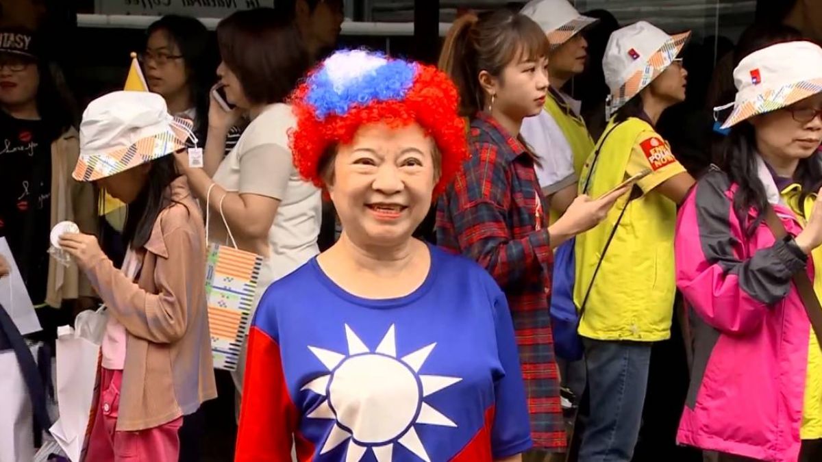 就是愛台灣！「國旗嬤」雙十自掏腰包 海發500頂紅藍帽