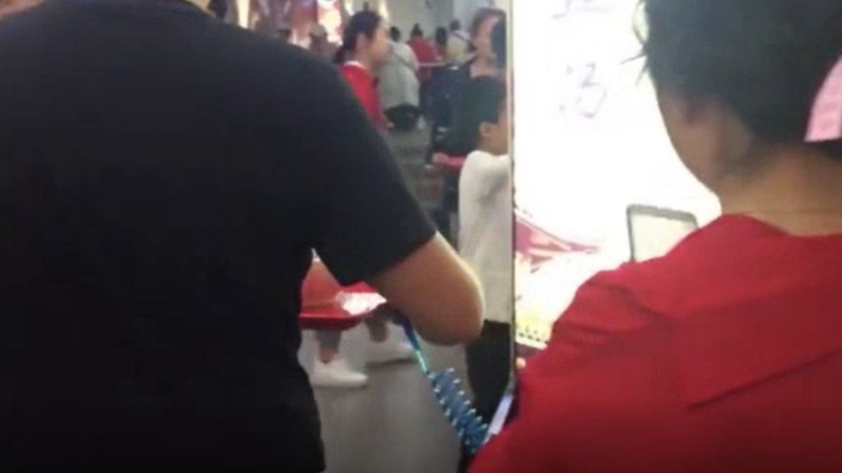 情侶逛街放閃「女友當狗綁繩」!她羞回:很有安全感