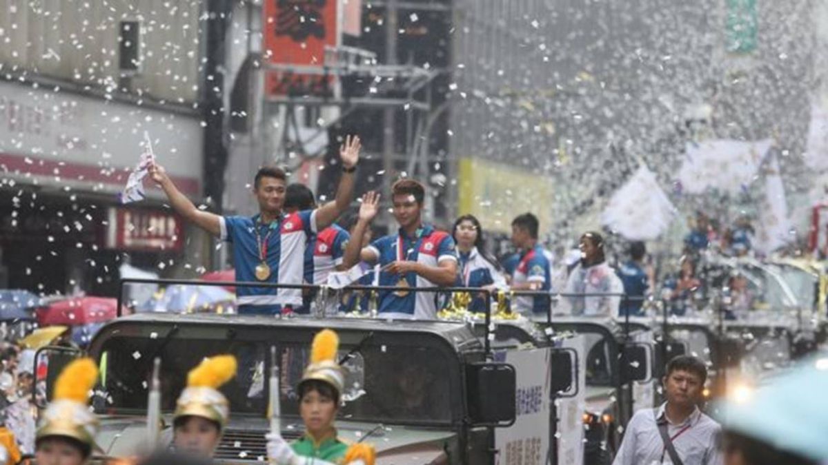 民眾不畏雨勢擠爆英雄谷 爭睹亞運台灣英雄