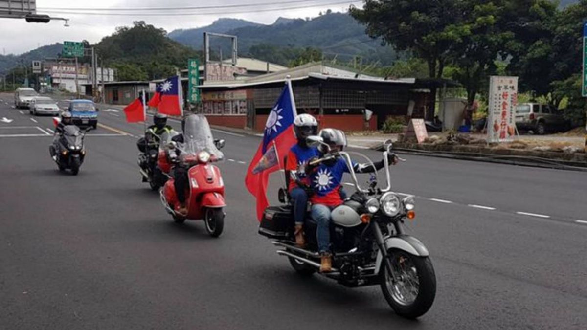 另類慶祝雙十國慶  重機車友懸掛國旗騎聚