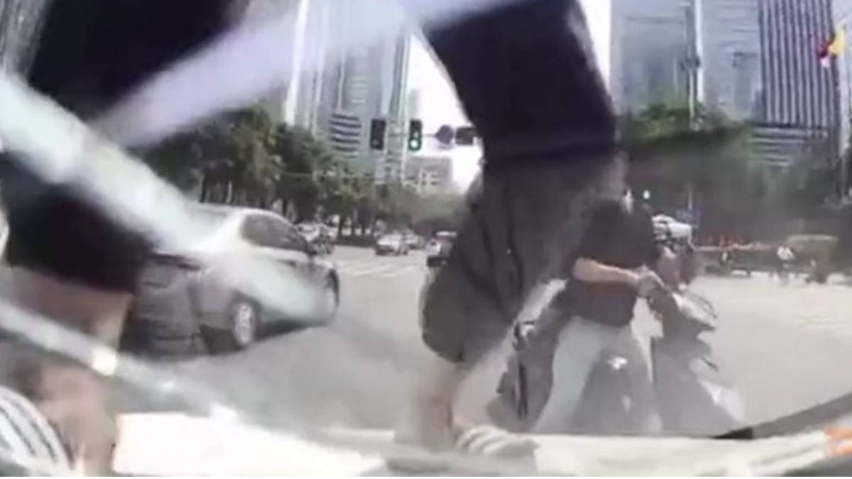【影】闖紅燈被叭不爽!拖鞋男跳引擎蓋 一腳踹破擋風玻璃