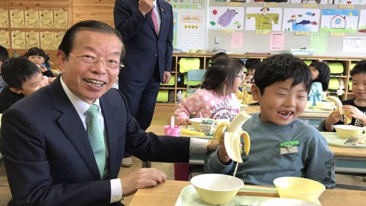 謝長廷推廣台灣香蕉!日童讚好甜、好吃