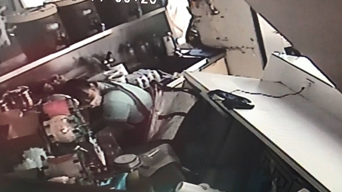 酒駕男閃狗撞飲料店? 女店員慘遭櫃台夾擊 畫面曝光